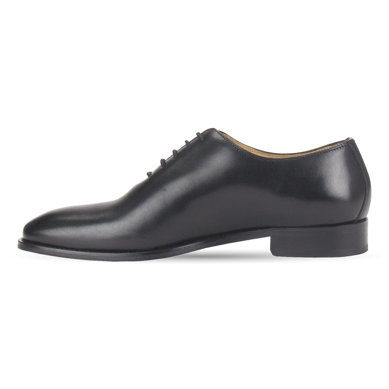  Explore the Belmont Leather Wholecut Oxford Shoe by Pavers England. Formal laced shoes for men perfect for mens shoes collection. Black shoes. Buy now!