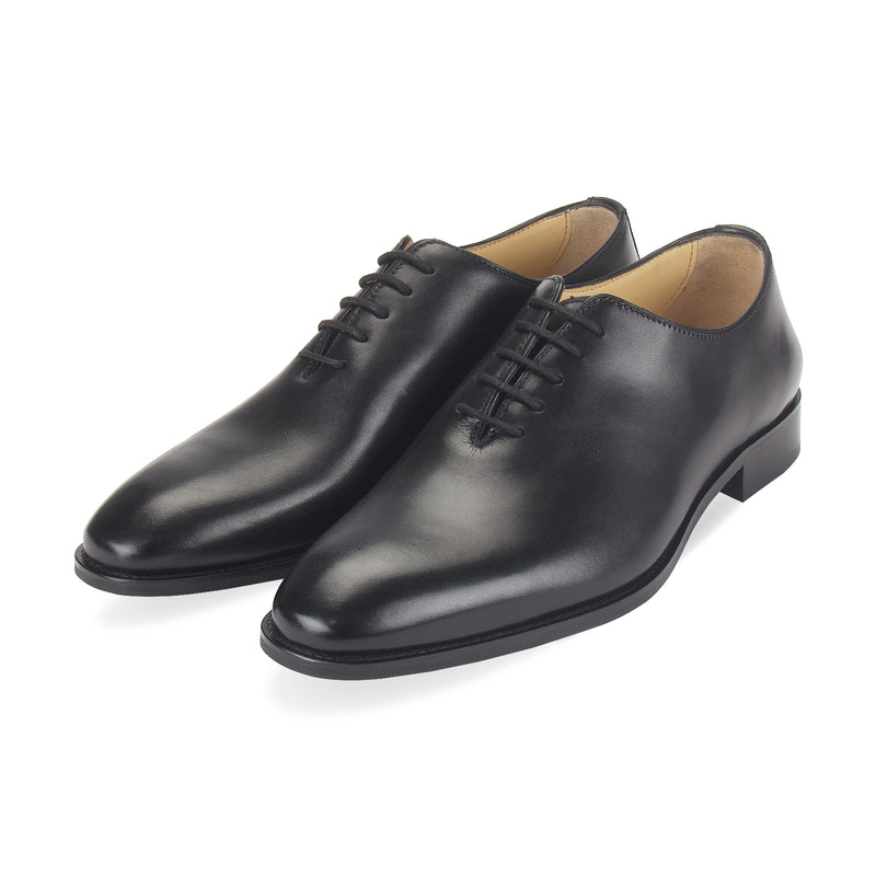  Explore the Belmont Leather Wholecut Oxford Shoe by Pavers England. Formal laced shoes for men perfect for mens shoes collection. Black shoes. Buy now!