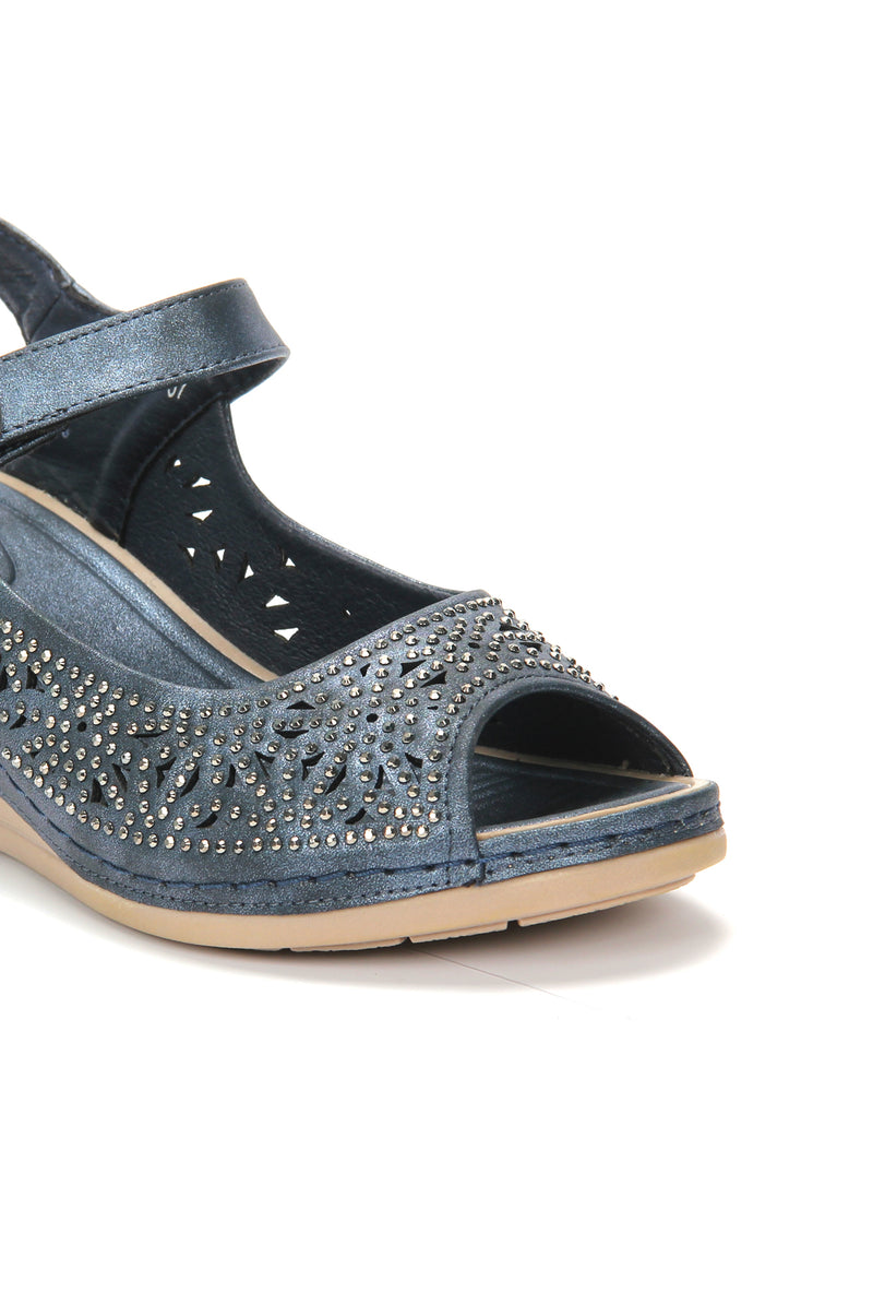 Sandal wedges with buckle fastening for women